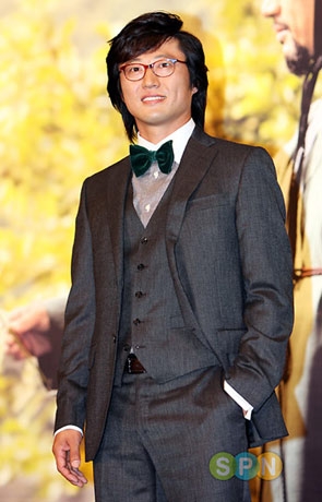 追討高額片酬慘遭封殺 樸信陽避走美國堅強過冬