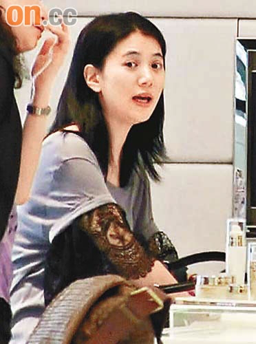 袁詠儀撇老公兒子掃貨見記者拍照即變臉(圖)