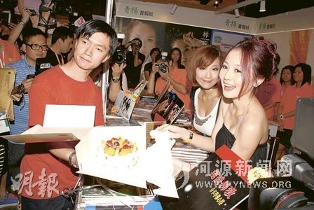 李蘊生日性感現身書展周秀娜粉絲鄭智殷送蛋糕